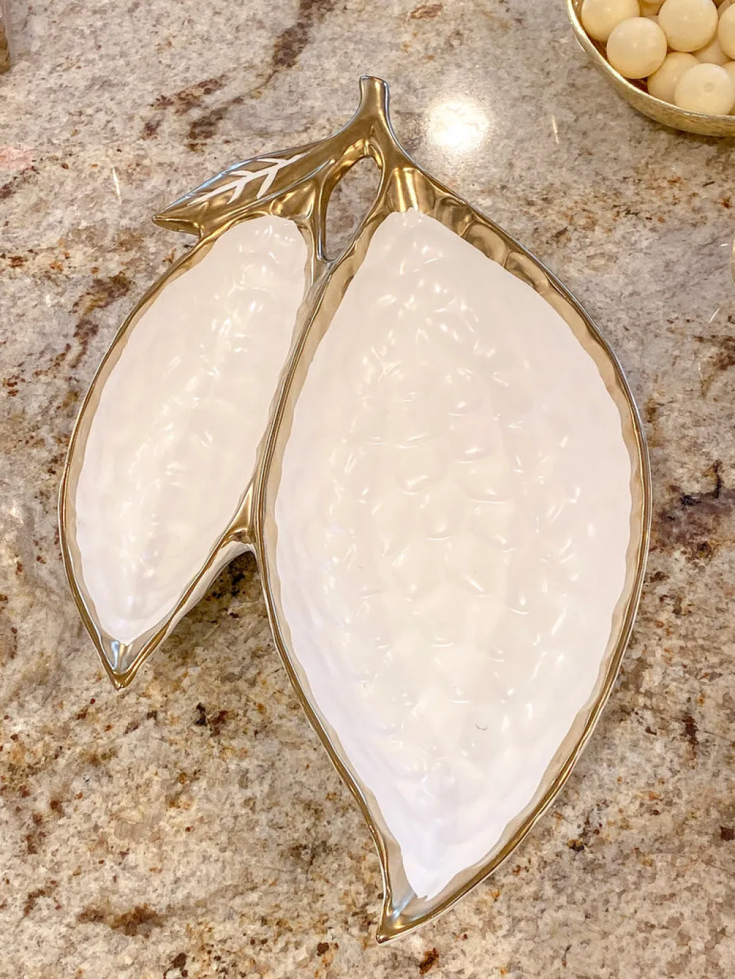 inspire_me_home_decor_cer_1-5.webp Inspire Me! Home Decor Ceramic Leaf Bowl W/ Gold Detailed Rim (2 Colors)