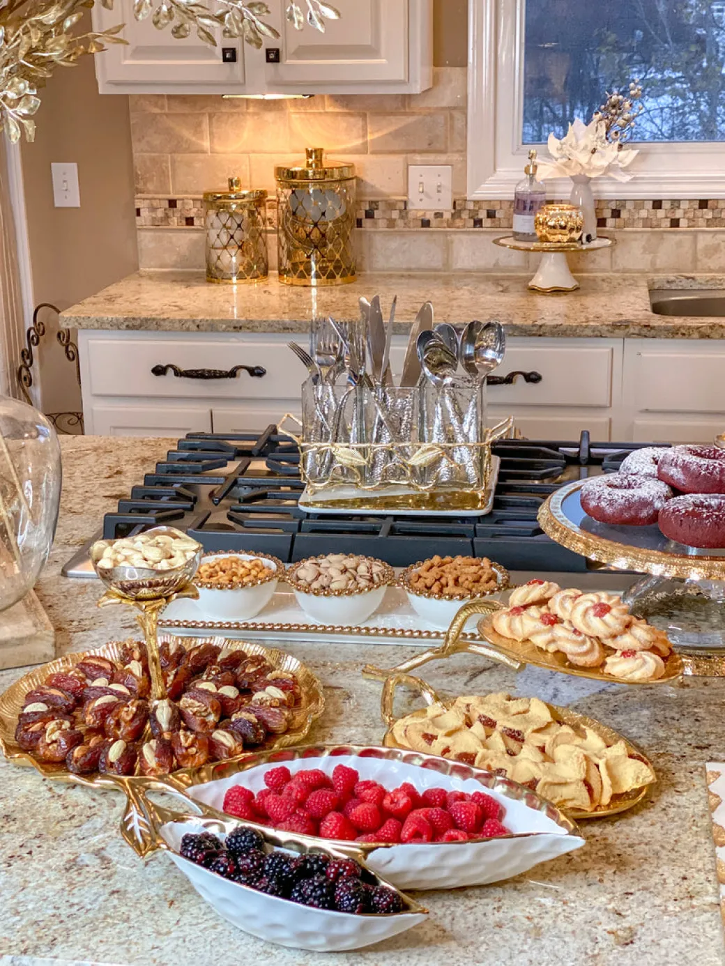 inspire_me_home_decor_cer_2-4.webp Inspire Me! Home Decor Ceramic Leaf Bowl W/ Gold Detailed Rim (2 Colors)