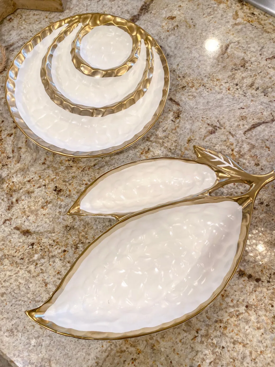 inspire_me_home_decor_cer_3-2.webp Inspire Me! Home Decor Ceramic Leaf Bowl W/ Gold Detailed Rim (2 Colors)